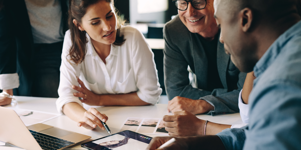 Mehrere Personen in einem Business-Meeting besprechen digitale Unterlagen