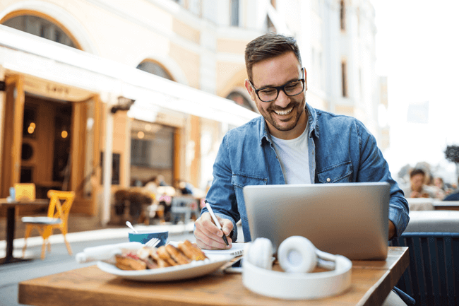 Inhouse-Schulungen Kurzformate Mann am Laptop