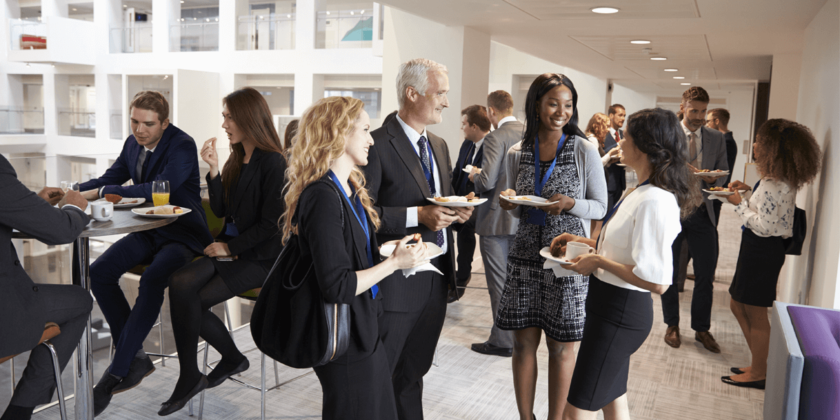 Diverse Geschäftsmenschen im Gespräch während einer Pause bei einer Tagung oder Konferenz 