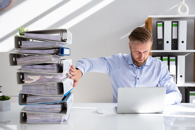 Digitale Buchhaltung Aktenordner beiseiteschieben