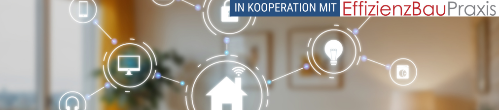 Digitale Haussymbole und vernetzte Geräte vor hellem Hintergrund mit Kooperationshinweis