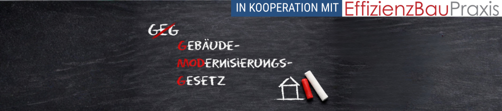 Schwarze Tafel mit Kreideschrift, Hauszeichnung und Kreidestücken; oben sind Kooperationslogos eingeblendet