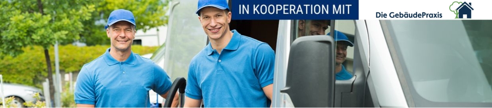 Zwei Männer in blauen Poloshirts stehen neben einem Fahrzeug mit Kooperationshinweis