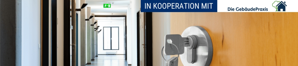 Flur mit offener Tür und Türgriff, daneben ein Kooperationshinweis im Banner