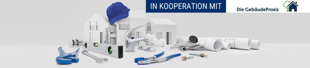 Werkzeuge und Modellteile liegen auf hellem Untergrund mit Kooperationshinweis