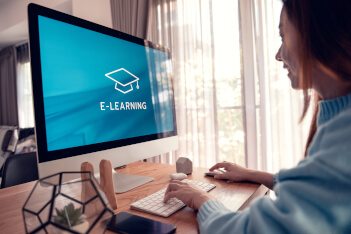 Mitarbeiterin absolviert firmeninternes E-Learning - Akademie Herkert