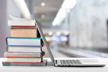 Blended-Learning Ausstattung mit Büchern und Laptop - Akademie Herkert