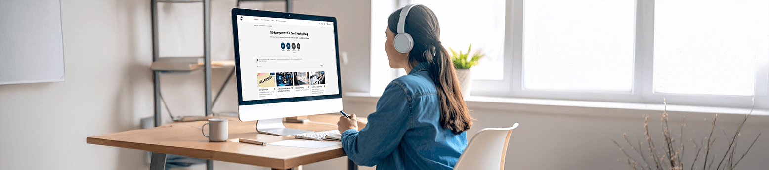Frau arbeitet an einem PC – Akademie Herkert